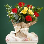 Buchet-de-15-flori-cu-frezii-albe-trandafiri-roșii-și-un-fir-de-miniroze-galbene-1-149x149